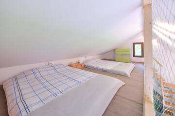 Фото номера Дом с 1 спальней Дома для отпуска Happy Place - Casuta Galbena г. Domneşti 7